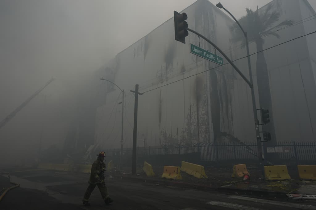 Como parte del trabajo en el almacén, los bomberos indicaron que 
<b>muchos de los paneles solares fueron desconectados</b> y se retiraron baterías de iones de litio, reduciendo los riesgos.