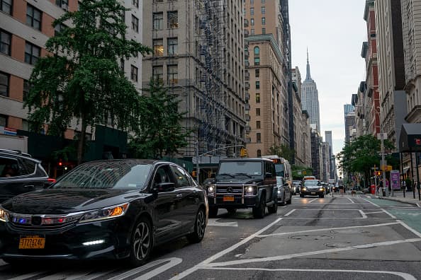 Antes de subir a tu auto, mira por las ventanillas que no haya nadie dentro.