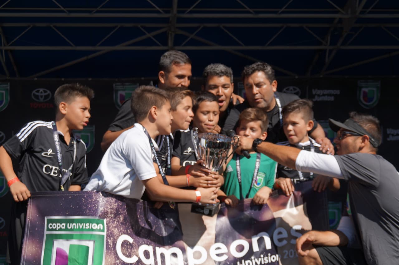 Estos pequeños ‘cracks’ angelinos dominaron la cancha de juego y se coronaron como campeones en la Copa Univision.