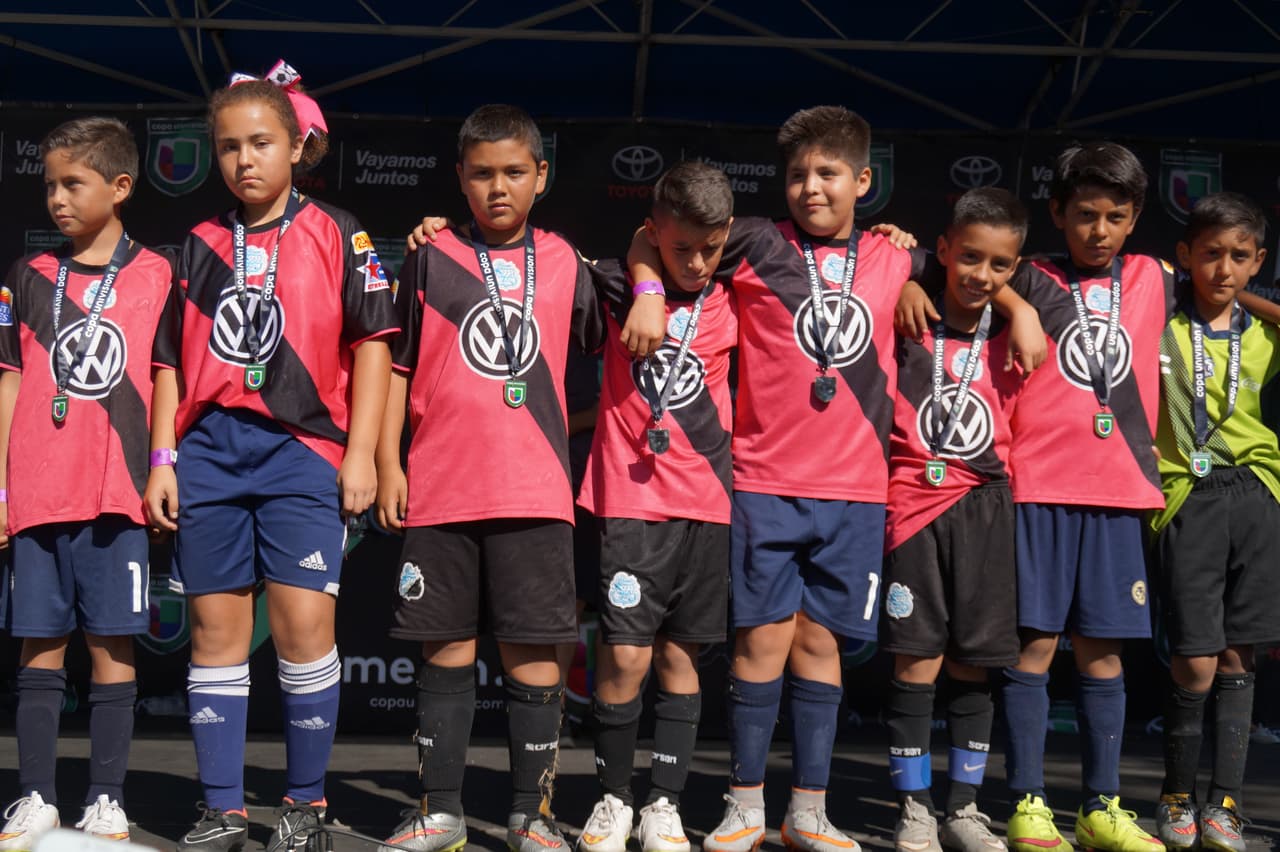 Estos pequeños ‘cracks’ angelinos dominaron la cancha de juego y se coronaron como campeones en la Copa Univision.