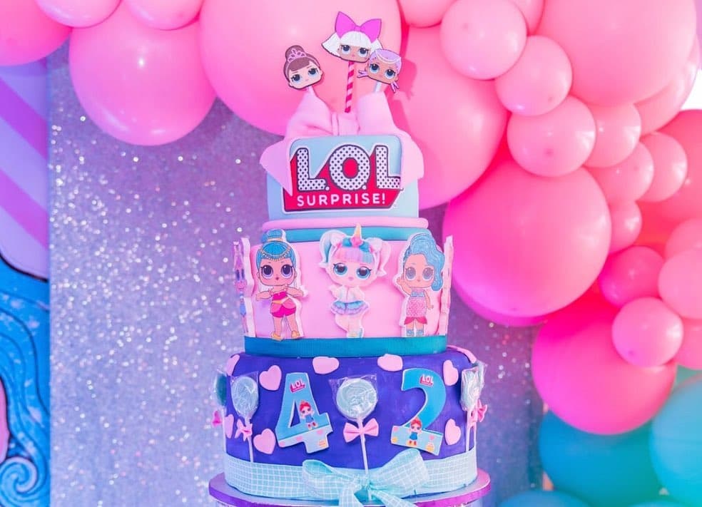 Hasta la torta de cumpleaños estaba decorada con la temática de 'L.O.L. Surprise!'.