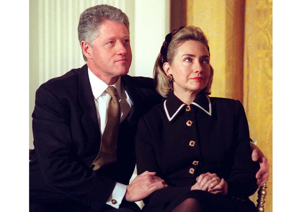 En 1997, Hillary Clinton y quizás muchas políticas de la época se encargaron de popularizar el sastre de falda como una de las opciones más prácticas que tenía una mujer en su armario. Ese conjunto de chaqueta de abotonadura completa y falda tipo lápiz a la rodilla, de un mismo color, se convirtió en los noventa en una especie de uniforme laboral femenino. JOYCE NALTCHAYAN/AFP/Getty Images)