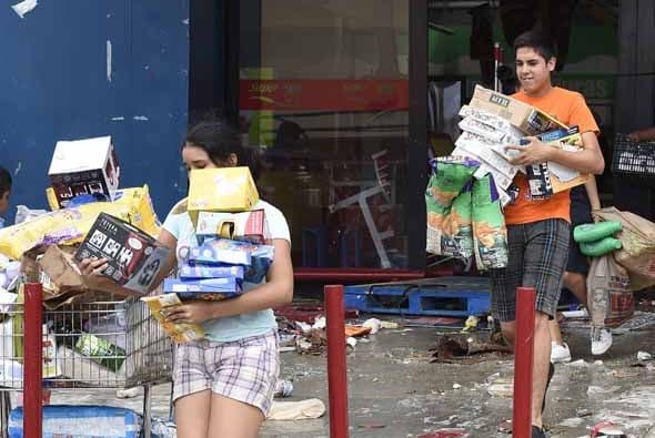 Autoridades en Cabo San Lucas afirmaron plan de seguridad con 'mano dura' condra los saqueos en las zonas devastadas por el paso de Odile. Gobierno de Estados Unido habilitó los siguientes números de contacto para información relativa a ciudadanos americanos extraviados en el área de la península de Baja California en México. Desde U.S. & Canada: 1-888-407-4747 Desde el extragero: 1 202-501-4444 Email: OdileEmergencyUSC@state.gov