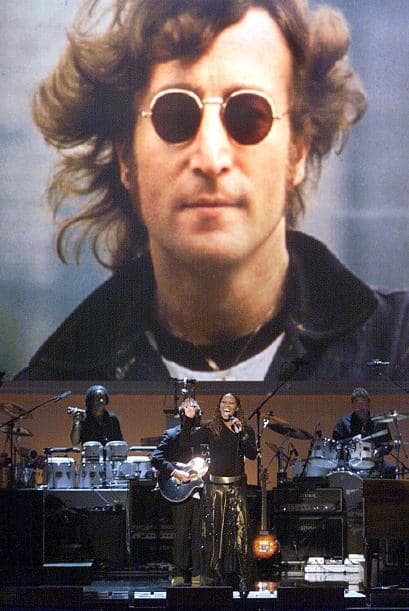 7. John Lennon, falleció en 1980 a los 40 años. Ha recaudado en los últimos doce meses, según la revista "Forbes", 12 millones de dólares.