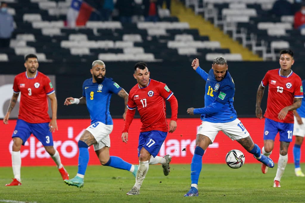 Brasil sufre para conseguir la victoria, pero el gol de Everton Ribeira le dio la victoria a los visitantes 0-1.