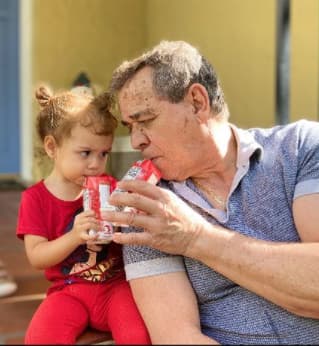 Carolina Sarassa preguntó junto a esta foto: "¿Qué haría yo sin este hombre?". La periodista de noticias agregó que "las palabras se quedan cortas para describir lo mucho que lo amo, lo respeto, y lo admiro. ¡Gustavo Sarassa es el príncipe de mi corazón y ahora el héroe de mi hija! Te amamos, papi".