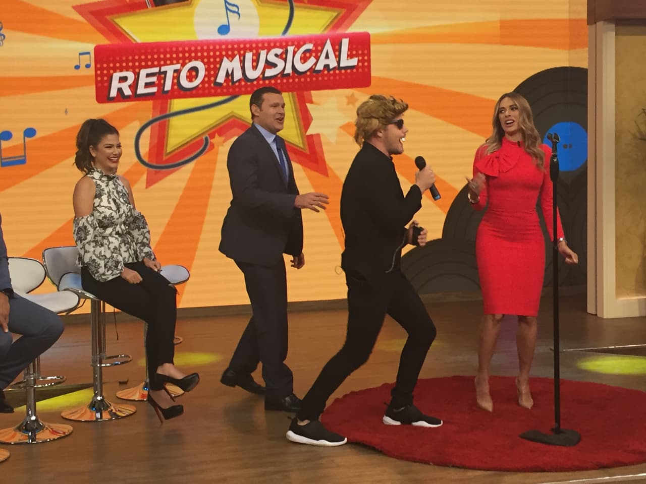 William fue el primero en pisar el esenario y nos cautivó con su imitación de Luis Miguel.