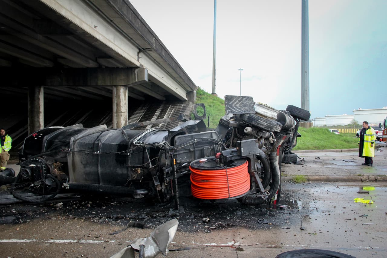 El camión resbaló y cayó sobre en una vía auxiliar de la ruta 225.