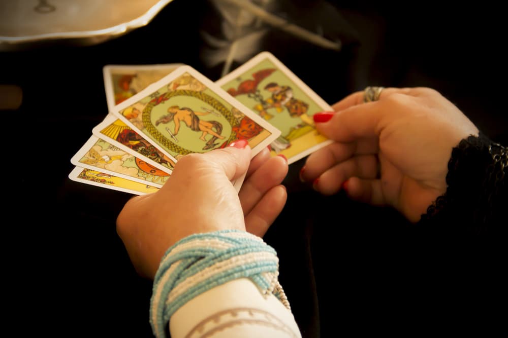 Los Arcanos Mayores son las cartas más importantes y tienen un significado elemental en el tarot. Son 22 y van numeradas del 0 al 21. Suelen hablar de pasos importantes en nuestra vida que vamos adoptando desde la infancia y vamos adquiriendo mientras intentamos ser adultos maduros y 'completos'.