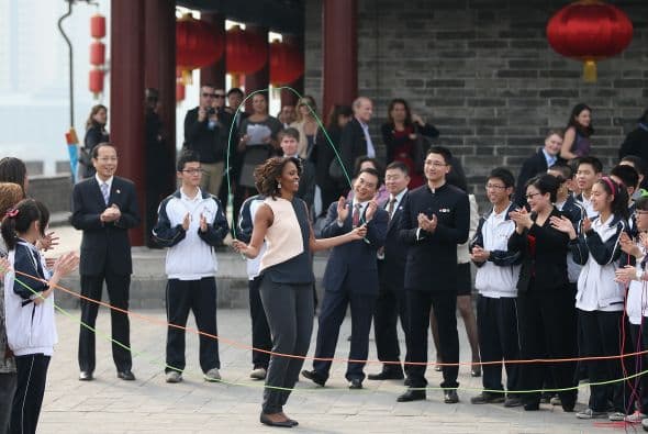 Así como hizo el viernes con un partido de ping pong, se animó a saltar la cuerda.