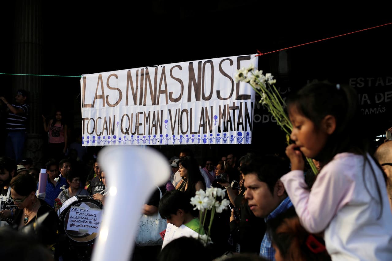 Con flores blancas y pancartas como esta en la que se lee "Las niñas no se tocan, queman, violan, matan...", los guatemaltecos marcharon indignados tras 
<b><a href="http://www.univision.com/noticias/incendios/cierran-el-centro-de-menores-en-guatemala-donde-37-ninas-murieron-calcinadas">una de las peores tragedias ocurridas en los últimos años en Guatemala.</a></b> (Saúl Martínez/Reuters)