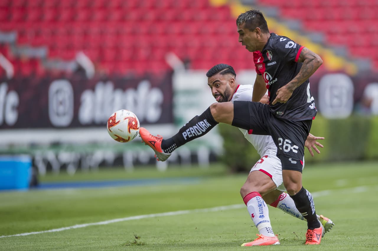 El Atlas responde pero la falta de precisión en los pases evitan el desarrollo del peligro atlista.