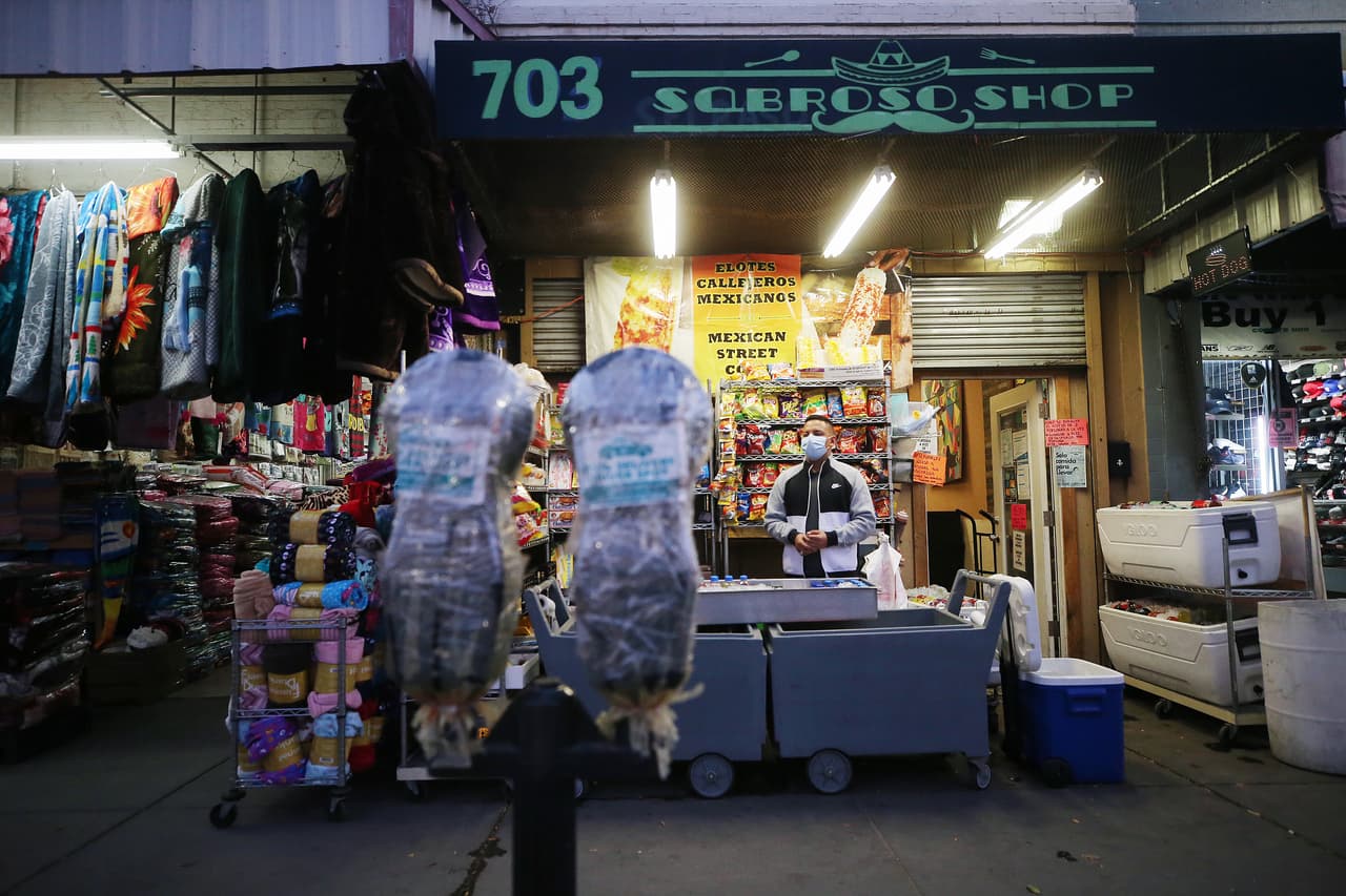 Edgar González espera a clientes en una tienda en El Paso, Texas, el pasado 14 de noviembre. González calcula que ha perdido más de la mitad de sus clientes desde el inicio de la pandemia, en marzo pasado. La ciudad fronteriza, la sexta más grande de Texas, concentra la mayoría de los contagios.