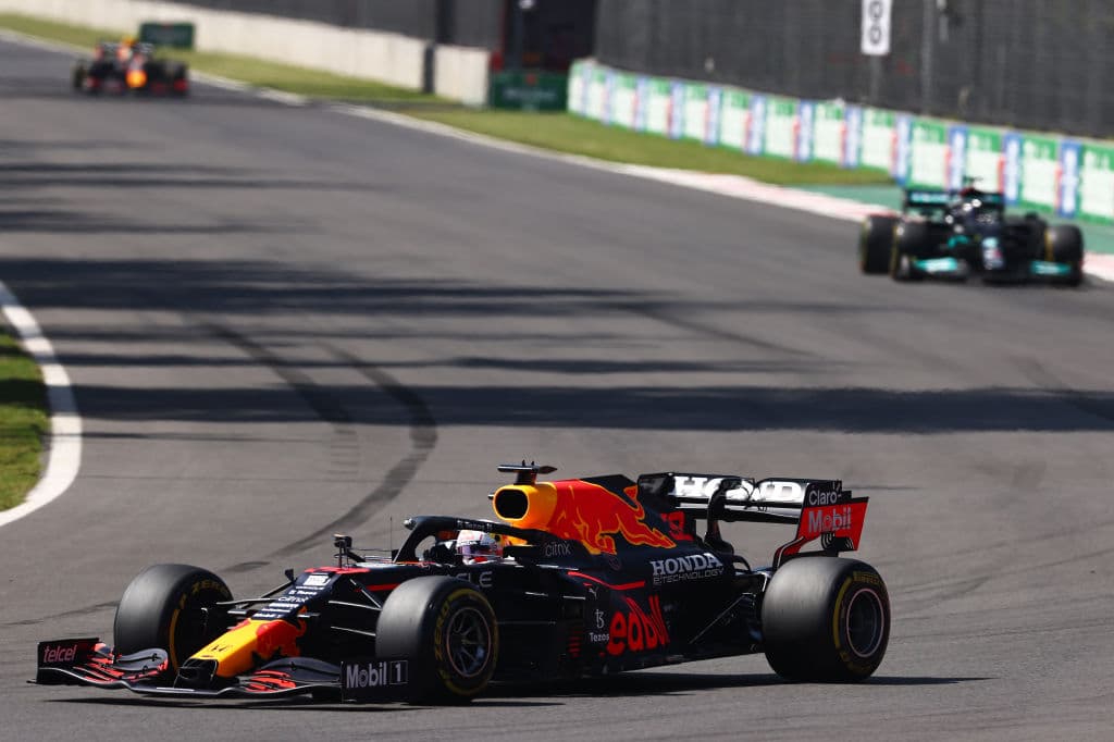 Red Bull hace el 1-3 con Max Verstappen en primer lugar y Sergio Pérez en tercero durante el Gran Premio de México en la Formula 1. Lewis Hamilton se quedó con la segunda posición durante la carrera. El mexicano logró subirse al podio en se casa.
