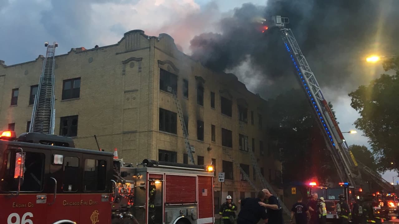 Se desata incendio en edificio de apartamentos en el sur de Chicago