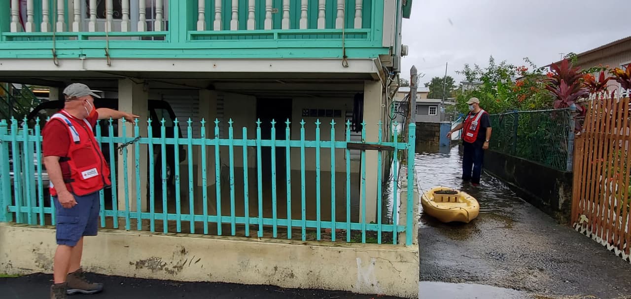 Funcionarios de La Cruz Roja acudieron de inmediato al auxilio de los afectados en diversos pueblos.