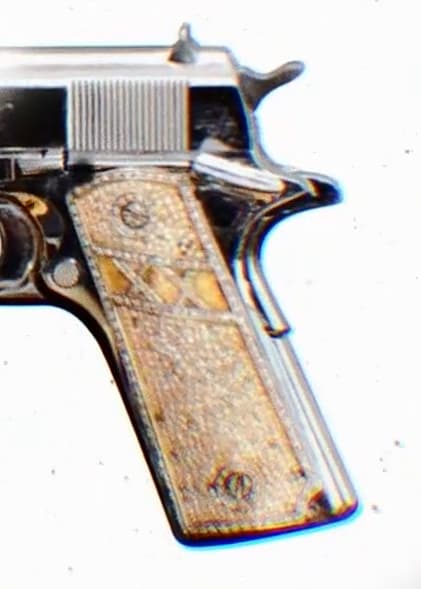 La cacha de la pistola es de oro y tiene una serie de diamantes que forman dos XX, esto porque así también se identifica al capo de la droga.