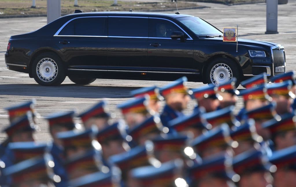 La limusina Aurus del presidente ruso Vladimir Putin llega al Palacio de Serbia el 17 de enero de 2019, durante una vista a Belgrado.