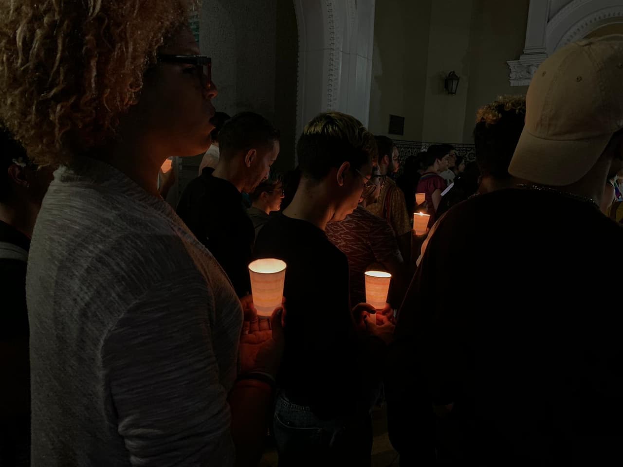 Durante la tarde del jueves, decenas de personas se dieron cita en el Auditorio Escuela de Arquitectura de la UPR de Río Piedras en una vigilia en honor a Alexa, la joven trans que fue asesinada la madrugada del lunes.