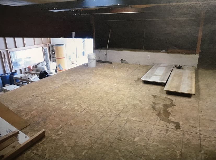 También en la parte alta de esta bodega pasaban la noche unos empleados, según los fiscales.