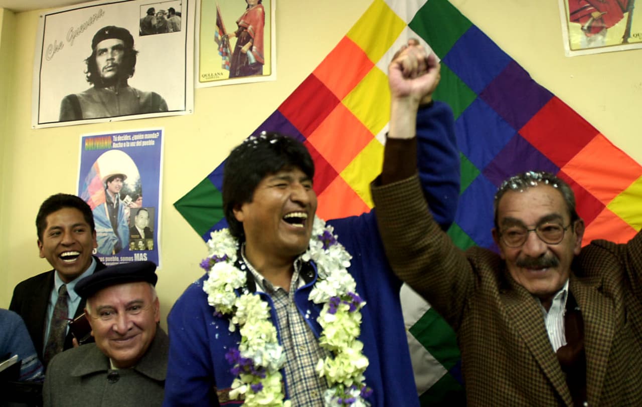 Desde el sindicato de productores de hoja de coca, donde ejerció varios cargos desde principios de la década de 1980, Morales se desarrolló como político y en 1997 fue elegido diputado. En el año 2002, ya era la cabeza más visible del Movimiento al Socialismo (MAS), que en las elecciones generales de ese año logró 36 escaños en el Congreso. Una foto de esa época junto al aspirante a vicepresidente Antonio Paredo. En esa ocasión no logró vencer en las urnas y perdió por muy poco ante el empresario 
<b><a href="https://www.univision.com/noticias/america-latina/comienza-el-juicio-contra-sanchez-de-lozada-por-primera-vez-un-expresidente-afronta-un-juicio-por-violacion-de-derechos-humanos-en-eeuu" target="_blank">Gonzalo Sánchez de Lozada</a></b>.