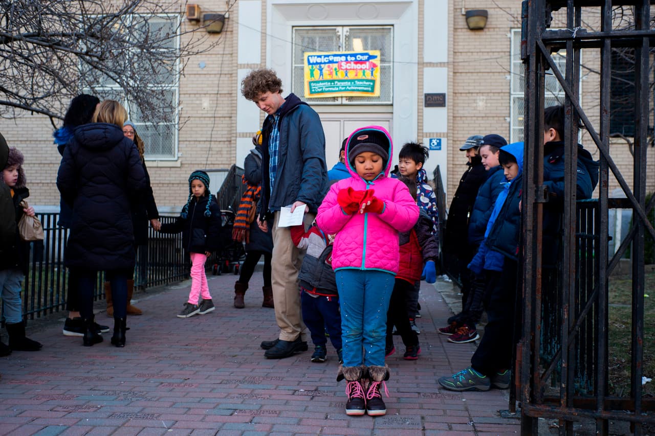 Nueva York, Nueva York. Los estudiantes de una primaria salieron a protestar a las calles acompañados de sus padres y tutores.