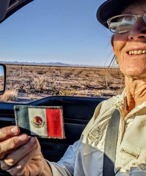 Abbey Carpenter muestra la banderita mexicana que le obsequió un agente mexicano.