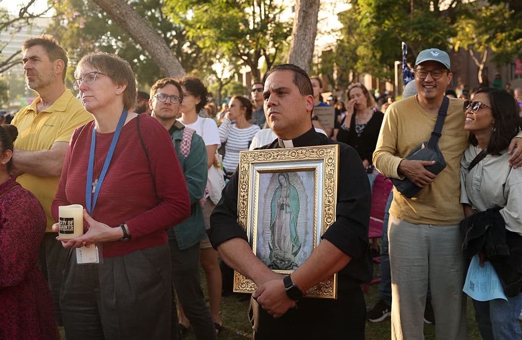 El martes, en el quinto día consecutivo de protestas, la alcaldesa de Los Ángeles, Karen Bass, declaró una emergencia local, informando la imposición del toque de queda, desde las 8:00 de la noche hasta las 6:00 de la mañana.
<br>
<br>Previo a que entrara en vigor, personas de diversos orígenes y creencias, clamaron por justicia y 
<b><a href="https://www.univision.com/local/los-angeles-kmex/confirman-detencion-61-mexicanos-redadas-protestas-los-angeles" target="_blank">el cese de la violencia en la ciudad</a></b>, desde el Gloria Molina Grand Park.