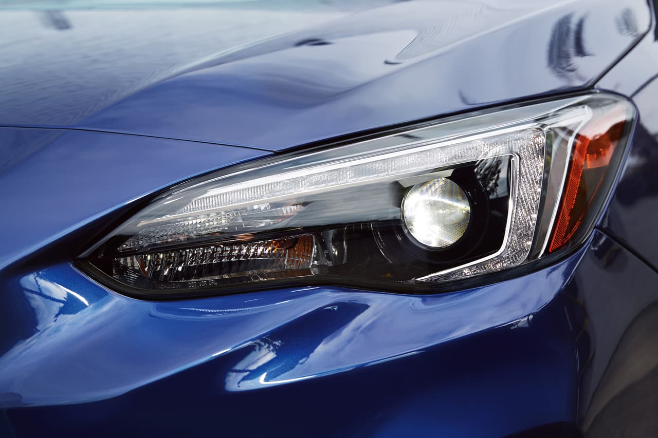El Subaru Impreza 2017 puede ser equipado por luces de descarga de alta intensidad con luces de manejo diurno en LED