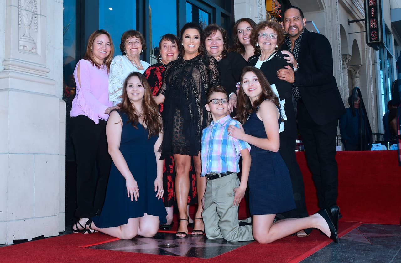 No faltó su familia: "Mi madre ( Ella Eva Mireles) me inculcó la ética de trabajo. Y mis hermanas, si no hubieran sido tan malas conmigo de pequeñas, hoy no tendría la fuerza que tengo para lidiar con Hollywood", dijo entre risas.