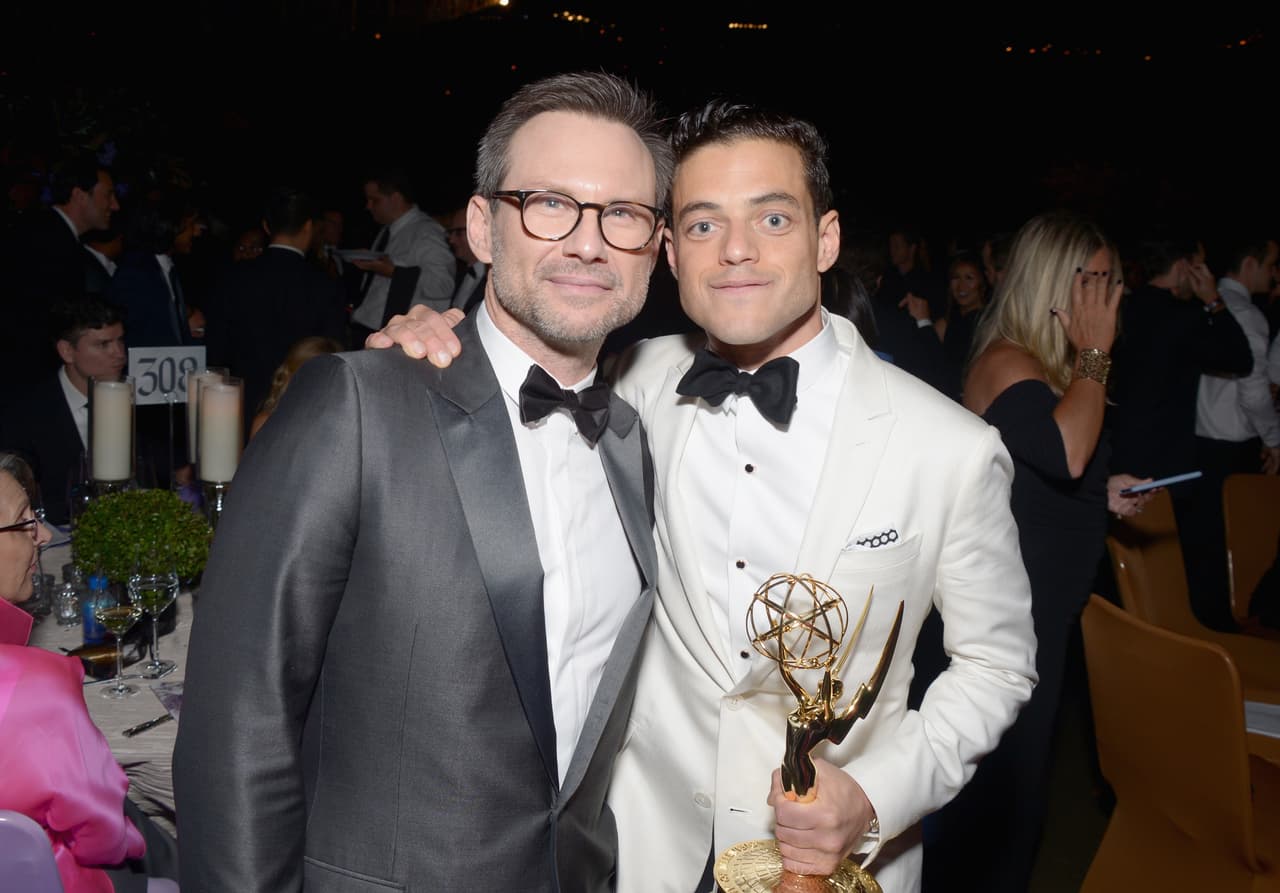 Los grandes amigos Christian Slater y Rami Malek posando para la cámara.