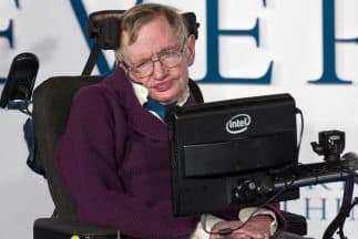 El físico británico hará una aparición especial en el festival de música, el cual es uno de los más populares de Reino Unido.