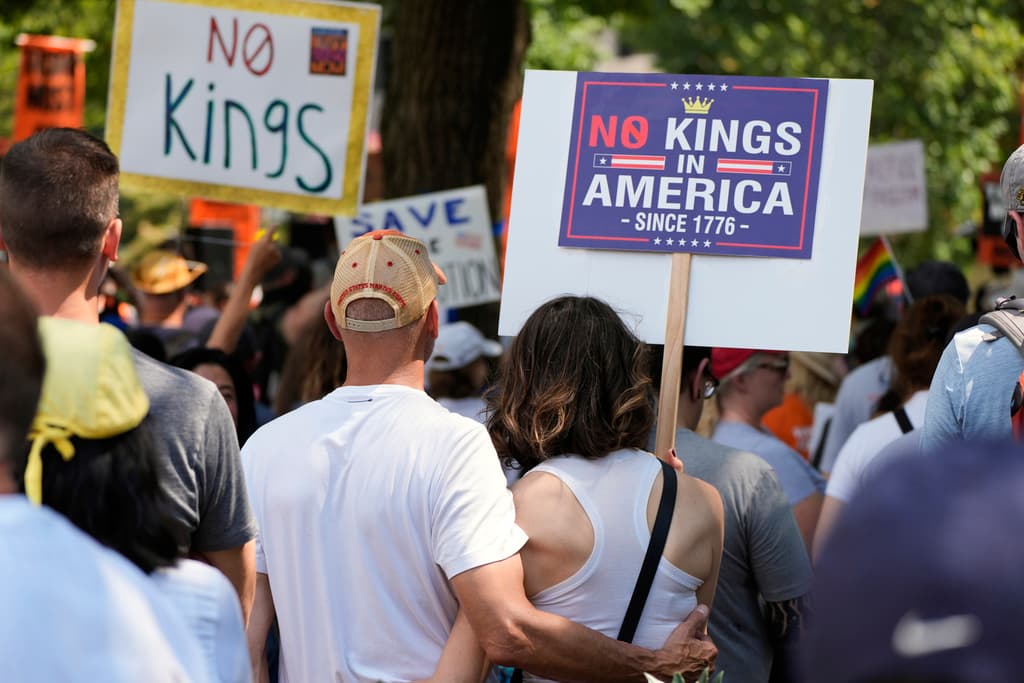 Qué se espera de las protestas 'No Kings' que se realizarán en miles de ciudades contra las políticas de Trump