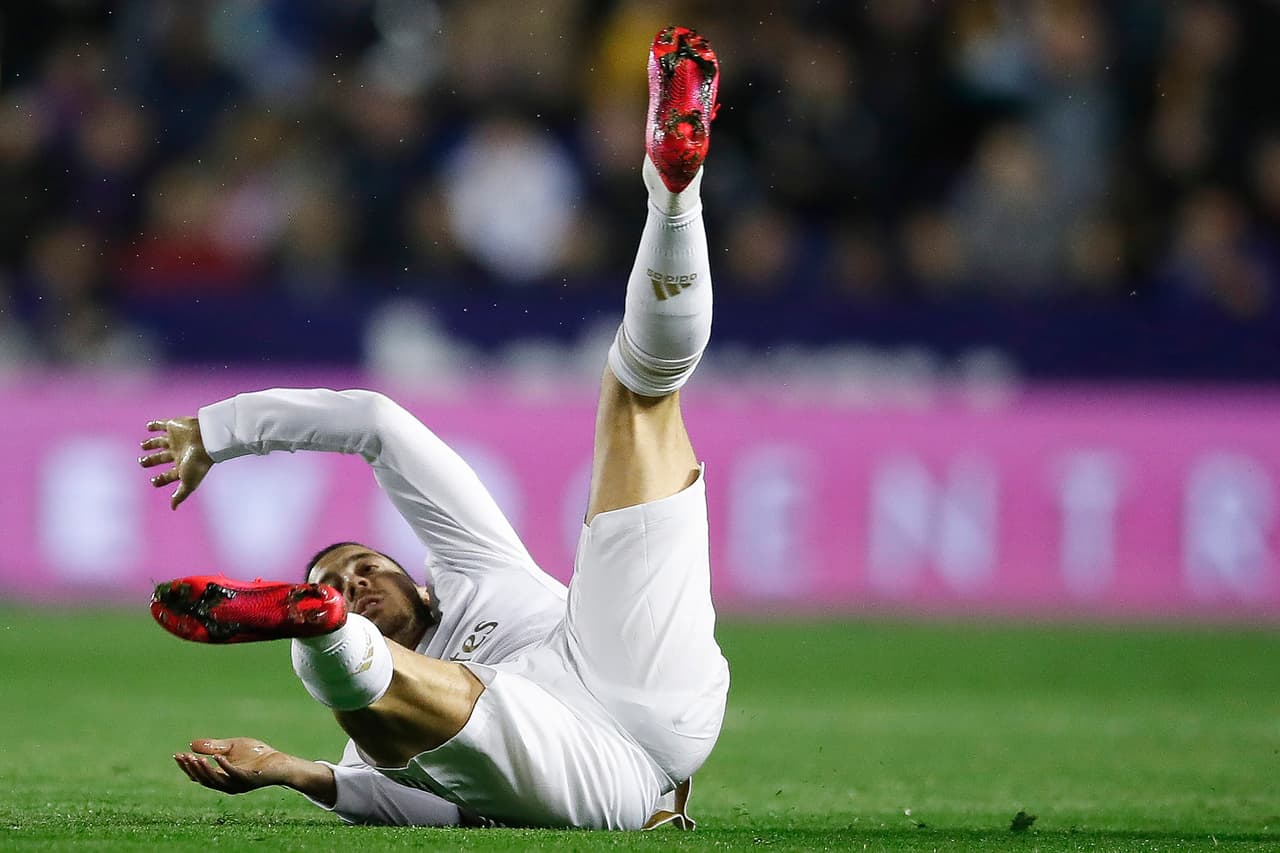 Repasaremos las lesiones de Hazard desde su llegada al Real Madrid. Lamentablemente para él, así como se ve en esta imagen, representa lo que ha ocurrido con el belga, caídas constantes de convocaatorias por lesiones y recaídas al servicio médico del club.