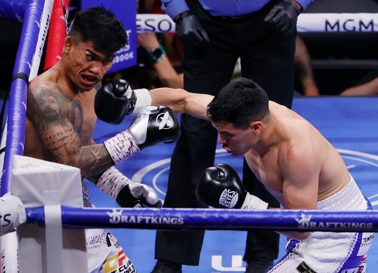 El filipino Mark Magsayo noqueó de forma brutal al mexicano Julio ‘Pollito’ Ceja en el décimo round de su contienda eliminatoria del CMB en peso pluma.