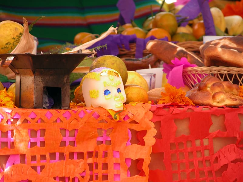 COMIDA- Se pondrán los platillos favoritos de los difuntos a los que se recibirá con la ofrenda.