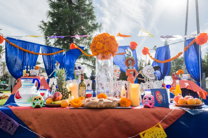 Es conocido que el tradicional Día de Muertos debe incluir un altar para dar la bienvenida a nuestros difuntos, pero ¿realmente sabes cuáles son los elementos que debe incluir?