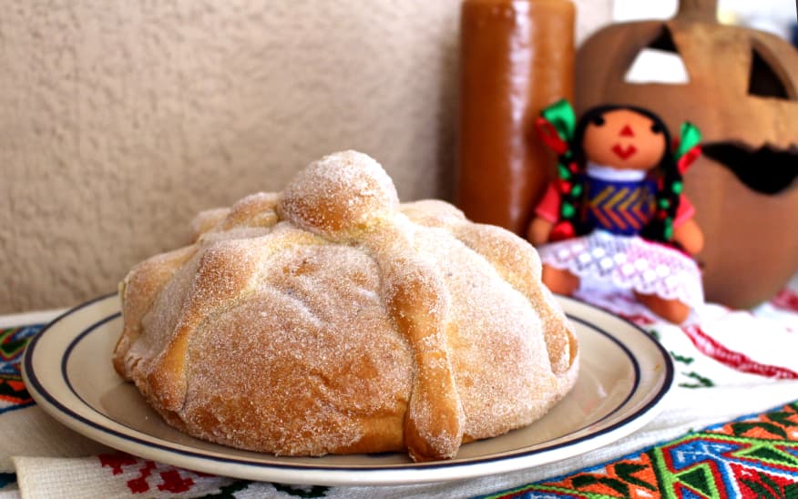 PAN DE MUERTO- Este pan simboliza la fraternidad. El pan en la cultura cristiana representa el Cuerpo de Cristo.