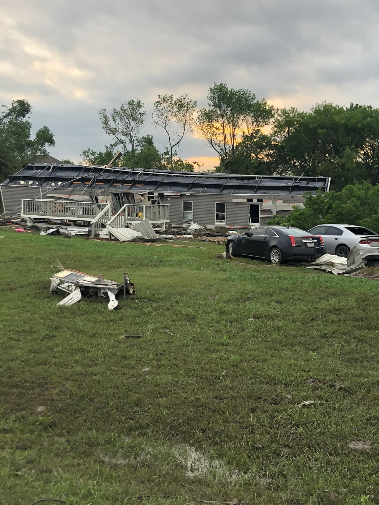 Los techos de algunas casas fueron arrancados en
<a href="https://www.univision.com/local/dallas-kuvn/vientos-destructivos-y-granizo-grande-causaron-danos-a-autos-y-viviendas-del-norte-de-texas-video">el área de Blum tras el paso del tornado.</a>