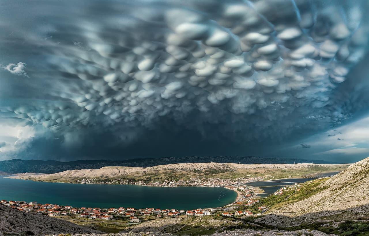 <b>‘Hermosas nubes Mammatus sobre la ciudad de Pag’</b>
<br>
<br>“Las nubes Mammatus se ven como una serie de protuberancias que se asemejan a las ubres de una vaca”, explica el premio sobre esta fotografía finalista tomada en Croacia. “Generalmente se desarrollan en la parte inferior de una nube de tormenta”, añadió.
<br>