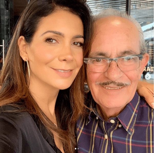 "Abrazando el proceso. Es un proceso que nadie te lo puede contar, tú lo vas viviendo, entonces trato de
<b> <a href="https://www.univision.com/famosos/tras-la-muerte-de-su-padre-patricia-manterola-invita-abrazar-y-besar-a-nuestros-seres-queridos-fotos" target="_blank">abrazar mis emociones</a> </b>cuando llegan", detalló.