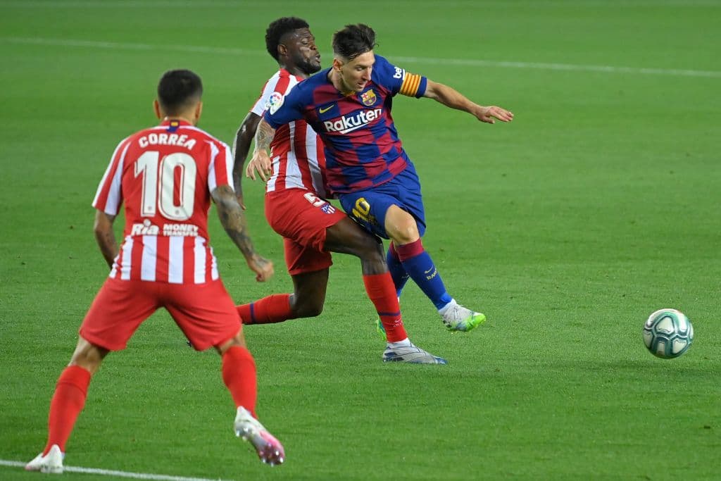 Thomas Partey debe cometer falta sobre Leo Messi porque sino el argentino se escapaba a toda velocidad y se hubiera creado una opción clara de gol.