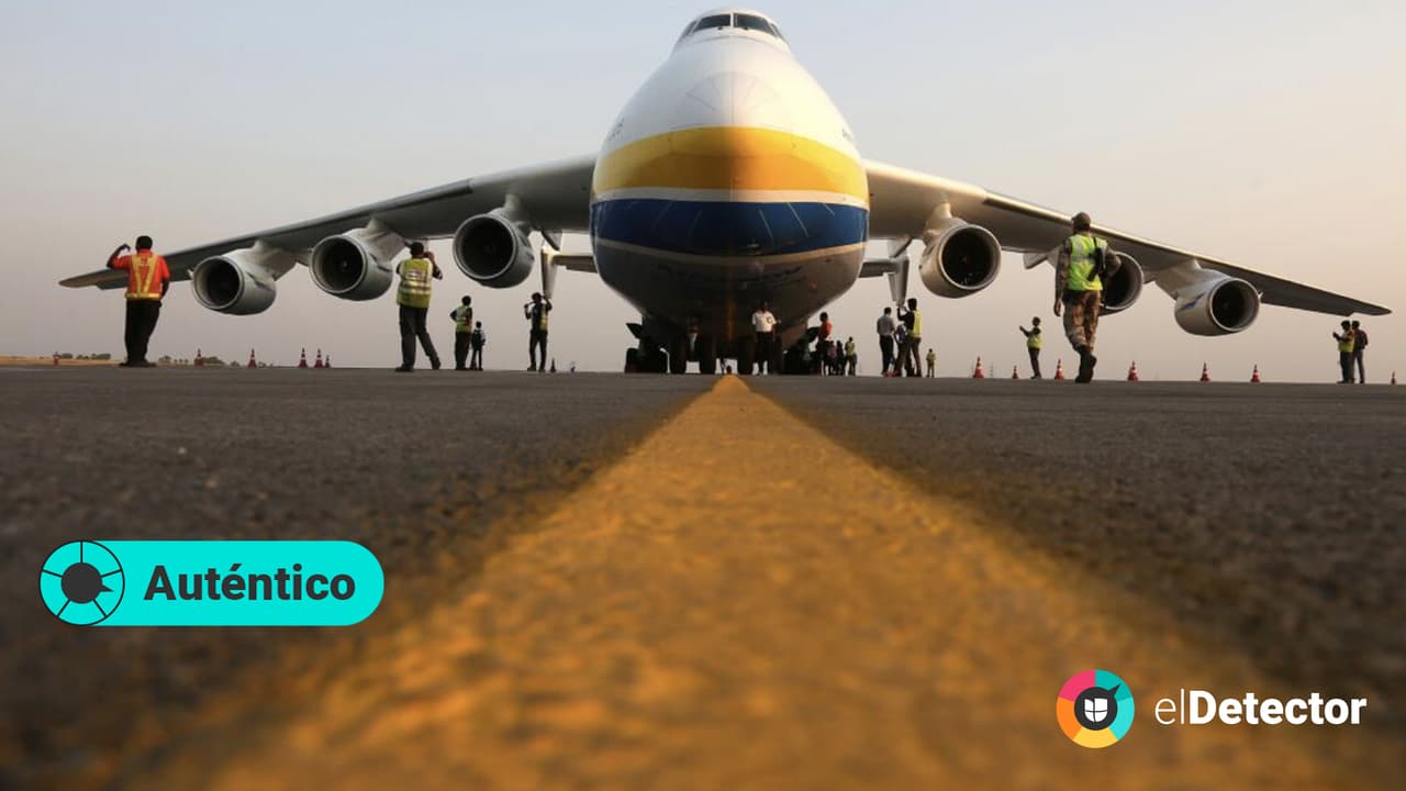 <h3 class="cms-H3-H3"><b>El avión más grande del mundo</b></h3> Esta es una imagen 
<b>auténtica del "<a href="https://twitter.com/CNNEE/status/1498064378255581188" target="_blank">avión más grande del mundo</a>", </b>que fue destruido en Ucrania tras la invasión rusa. El AN-225 ‘Mriya’ se encontraba en reparación en el hangar cuando ocurrió el ataque.
<br>
<br>La imagen fue cedida 
<a href="https://www.maxar.com/"><u>por la empresa de tecnología satelital Maxar </u></a> y publicada agencias de noticias como la española EFE. También la publicó la agencia AP, que fue la reprodujo 
<a href="https://www.univision.com/noticias/mundo/avion-mas-grande-mundo-destruido-invasion-rusia-ucrania-antonov-225-fotos"><u> </u><b>Univision Noticias</b></a>. Esta empresa también se la facilitó a otros medios internacionales como 
<a href="https://edition.cnn.com/travel/article/antonov-an-225-largest-plane-destroyed-ukraine-scli-intl/index.html"><u>CNN</u></a>.
<br>
<br>La empresa que gestiona la aeronave, 
<a href="https://ukroboronprom.com.ua/en/pro-koncern"><u>la ucraniana Ukroboronprom</u></a>, informó 
<a href="https://ukroboronprom.com.ua/en/news/rosiyani-znishhili-an-225-mriya-vona-bude-vidnovlena-za-kosti-okupanta"><u>el 27 de febrero</u></a> que el ejército ruso destruyó el avión, que se encontraba en mantenimiento en el aeropuerto de Gostomel, cerca de Kiev. 
<br>
<br>El ministro de Exteriores ucraniano, 
<a href="https://twitter.com/DmytroKuleba/status/1497947370008547332"><u>Dmytro Kuleba</u></a>, también se hizo eco de esta información. 
<br>