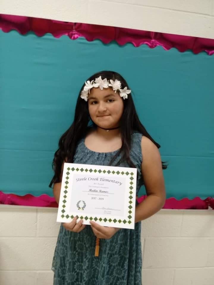 Maylin Ramos mide aproximadamente 5 pies de altura, tiene cabello y ojos negros, piel morena clara y es alumna en la Kennedy Middle School en el condado Mecklengburg en Charlotte.