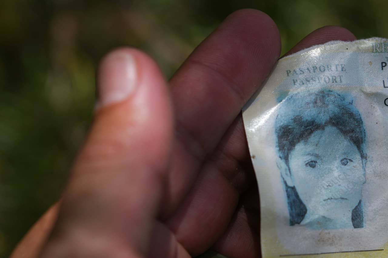 Agentes fronterizos revisan 
<b>el pasaporte de una joven inmigrante </b>que hallaron en las proximidades del río Grande, en la frontera con México. Además de las personas que entran por puntos no autorizados de la frontera, en los puentes internacionales entre México y EEUU hay decenas de miles de personas esperando a solicitar protección. Datos aportados por el gobierno mexicano indican que son 
<b><a href="https://www.univision.com/noticias/politica/con-estas-cifras-el-gobierno-de-lopez-obrador-tratara-de-convencer-a-trump-de-que-los-aranceles-no-son-una-buena-idea">más de 18,000 personas</a></b> las que esperan a que el gobierno estadounidense los atienda para iniciar el proceso de asilo.