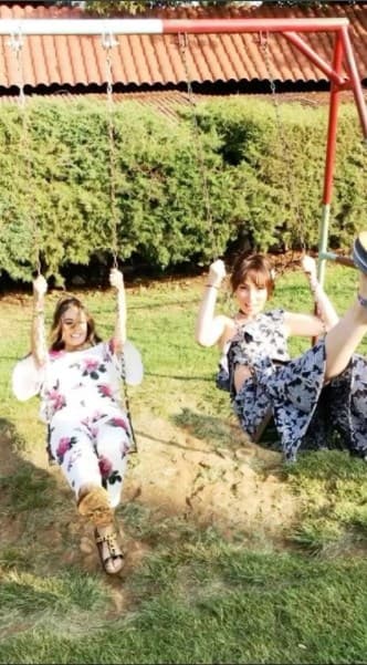 Galilea Montijo y Natalia Téllez recordaron su infancia meciéndose en los columpios.