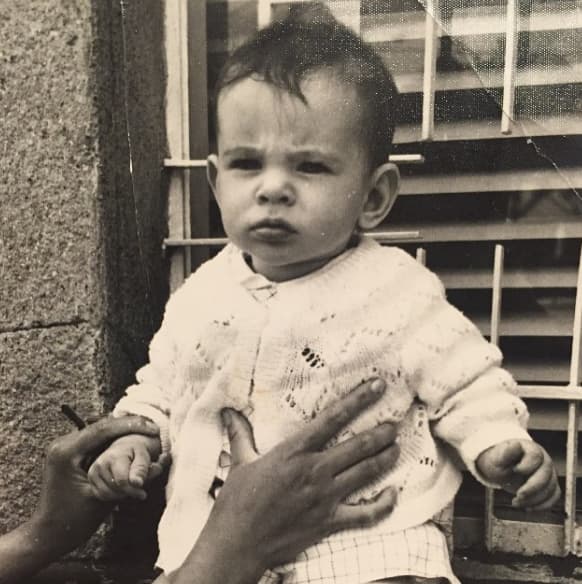 ¿Y quién es este pequeñito de ojos soñadores? ¿Estaría enojado?