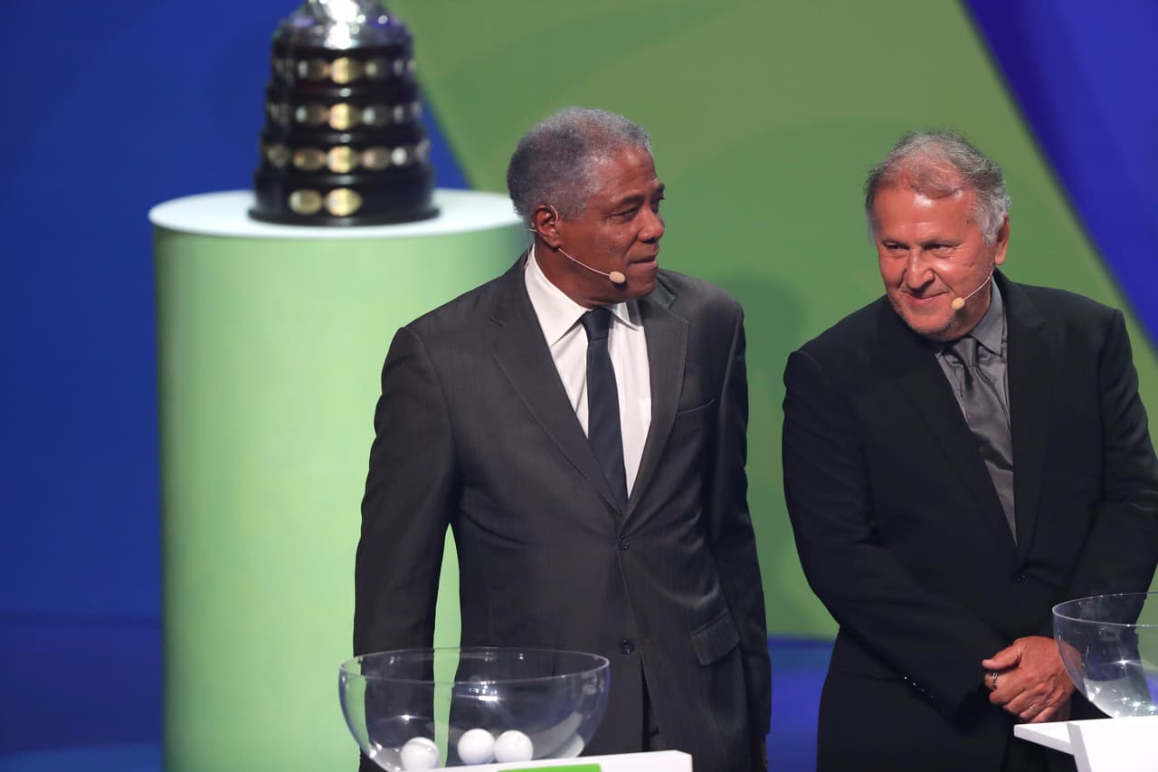 El otrora entrenador de la Selección de Colombia Francisco 'Pacho' Maturana al lado de una leyenda del balompié de Brasil, Zico.
