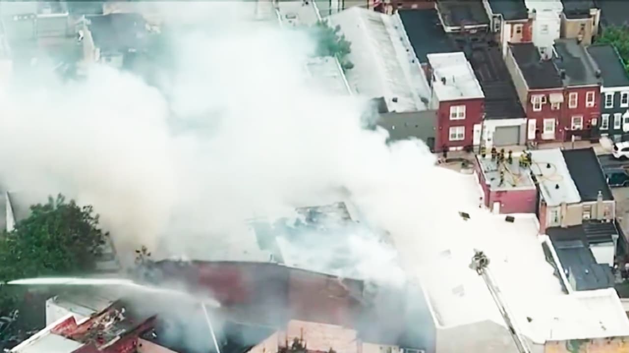 Investigan incendio de gran magnitud en almacén de Kensington: Bomberos recuerdan tomar precauciones