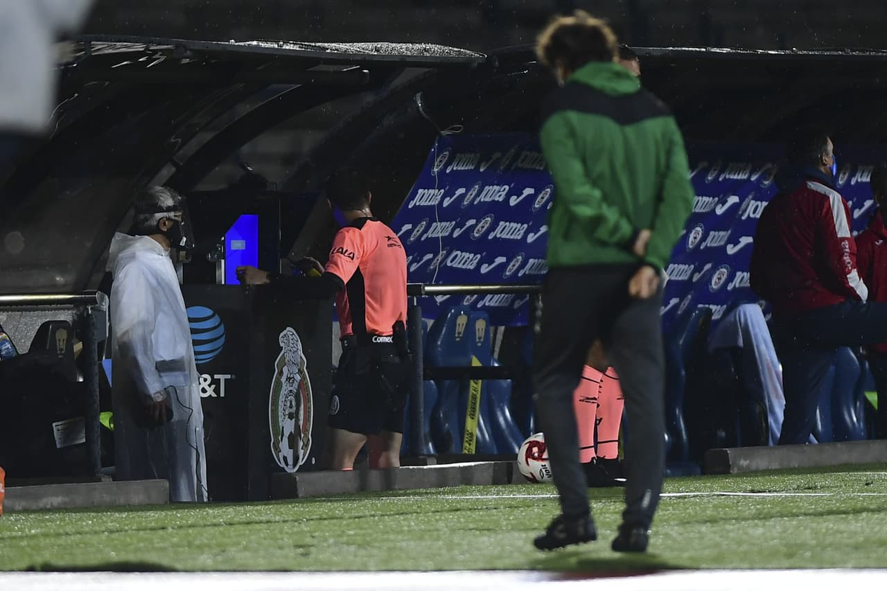 Muy temprano en el partido, Hugo Rodríguez le dio un fuerte pisotón al ‘Cabecita’. Después de revisar la jugada en el VAR, el cementero salió expulsado del partido.
